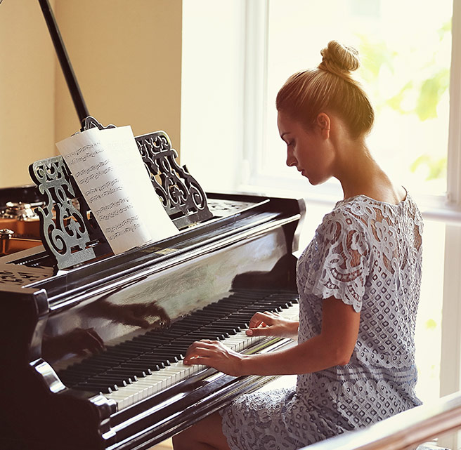 Pianiste aan een vleugel
